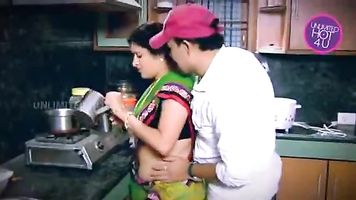 Ama de casa India Tentado Chico Vecino tío en Cocina (Bajo)