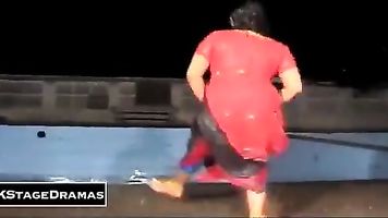 nueva lluvia mujra salwar utar rahi hai