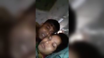 Joven india chica teniendo sexo con vecino chico