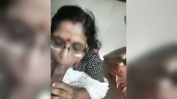Madura mallu mamá dando mamada y tomando semen en la boca