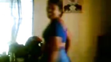 VID-20121023-PV0001-Thrissur 'Emmanuval Silks' textile showroom (IK) Malayalam 42 años de edad casada mujer de ventas caliente y sexy-ama de casa tía desvistiendo su sari y mostrando su cuerpo desnudo completo a su 45 años de edad casado i. amante sexo po