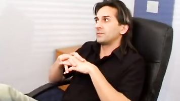 Leah jaye se folla los sesos del jefe