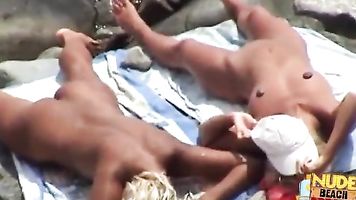 EN PLAYAS NUDISTAS CON CÁMARA OCULTA
