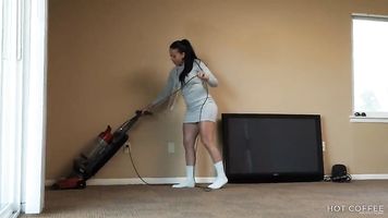 La esposa latina con curvas se folla al tipo del cable mientras su esposo está fuera del país.