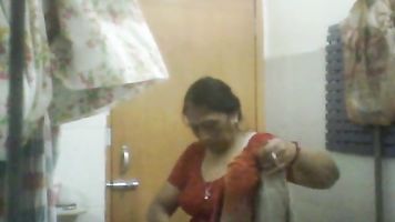 Sexy Madura India Milf Desvistiendo su sari En Baño Teaser Video