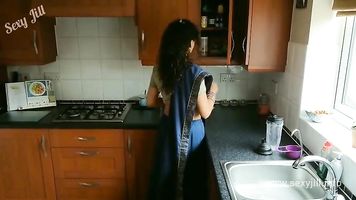 Azul sari hija chantajeado f. a la tira, manoseada, m. y follada por viejo abuelo desi chudai bollywood hindi sexo video POV indio