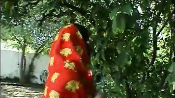 India puta en sari chupa carne erección mientras consigue su mojado hambriento coño golpeado