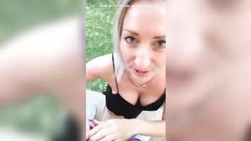 Secret mamada al aire libre durante la celebración familiar termina con semen en su boca