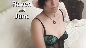 Peludo amateur lesbianas tienen un poco de diversión juntos