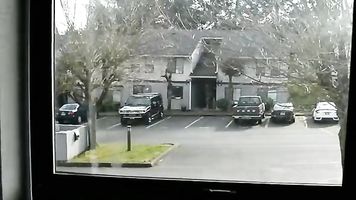 Enorme botín milf ama a poner en un ventana mostrar