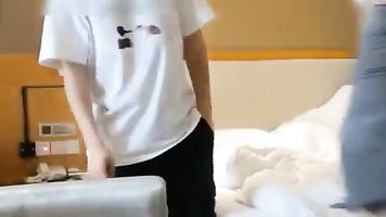 Chinese college girl está chupando una polla en un hotel