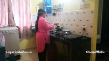 sexy bhabhi follada en cocina mientras cocina comida