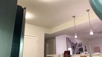 Sexy Latina Poniendo los comestibles lejos y luego tomar una Gran Polla Negra (Parte 2)