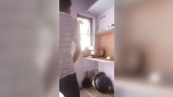 Propietario Hijo Follando Criada mientras Cocina