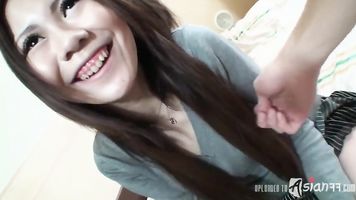 Bonita japonesa colegiala folla y consigue corrida interna