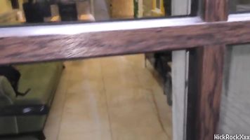 vine a visitar a un nuevo vecino ! pero su hija me conoció ! le dio en la boca a la hija de su vecino