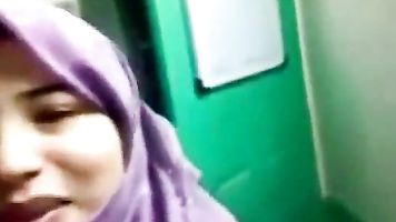 India paquistaní adolescente con un hijab muestra sus tetas - Allvideosx.com