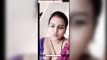 Bhabhi indio sexy muestra sus tetas