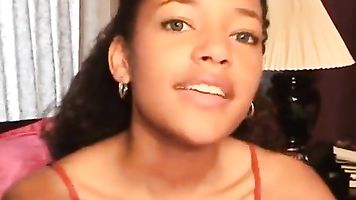 Hermosa negra adolescente Grace ama jugar con su coño natural y peludo