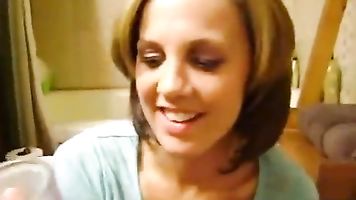 Cumslut se traga un vaso de semen y recibe facial al mismo tiempo!