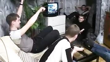 Marina y chicos jóvenes en videos