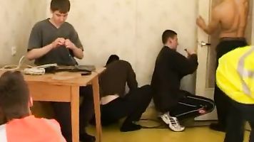 Lisa es follada por los chicos que reparan la habitación