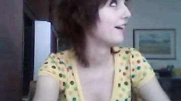 Mamá atrapa a la hija chupando polla en la webcam - WWW.CROMWELTUBE.COM
