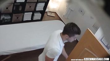 sexo apasionado en la mesa de masaje