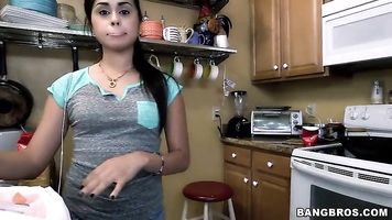 joven criada necesita dinero para la universidad