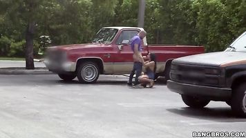 latina chupando dick en estacionamiento