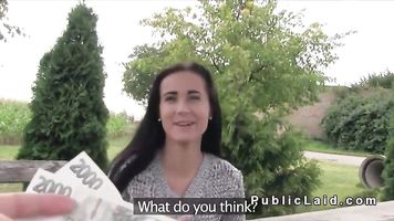 tetona checa nena folla en campo de maíz para dinero