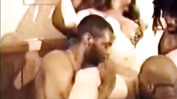 130 diez hombres gangbanged mamá al lado