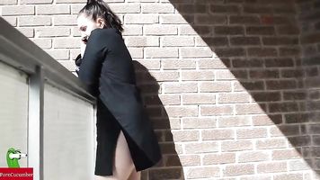 mujer tomando el sol en la terraza desnuda masturbándose iv