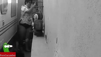 Afuera recogiendo los juguetes de los chicos, follando como cerdos. RAF111
